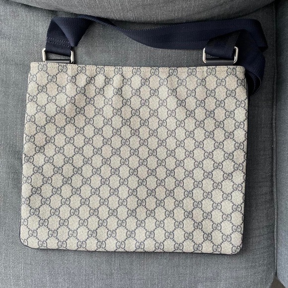 Gucci Crossbody Bag In MINT Condition! - Picture 2 of 4